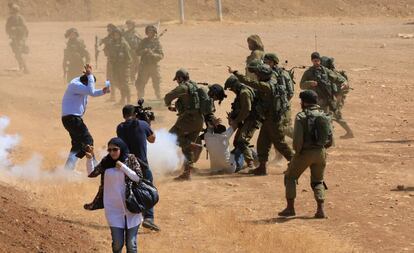 Un hombre palestino trata de ayudar a su hijo mientras es arrestado por soldados israelíes durante unos enfrentamientos tras una protesta contra la expropiación de tierras palestinas en el pueblo de Atouf, cerca de la ciudad cisjordana de Tubas.