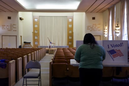 Una mujer emite su voto en la biblioteca de Pittsburgh, (Pensilvania).