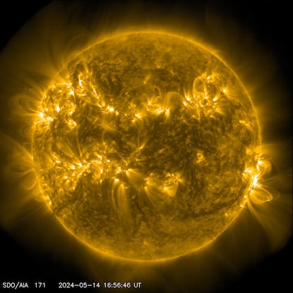 El Observatorio de Dinámica Solar de la NASA capturó esta imagen de una llamarada solar, como se ve en el brillante destello de la derecha, el 14 de mayo de 2024.