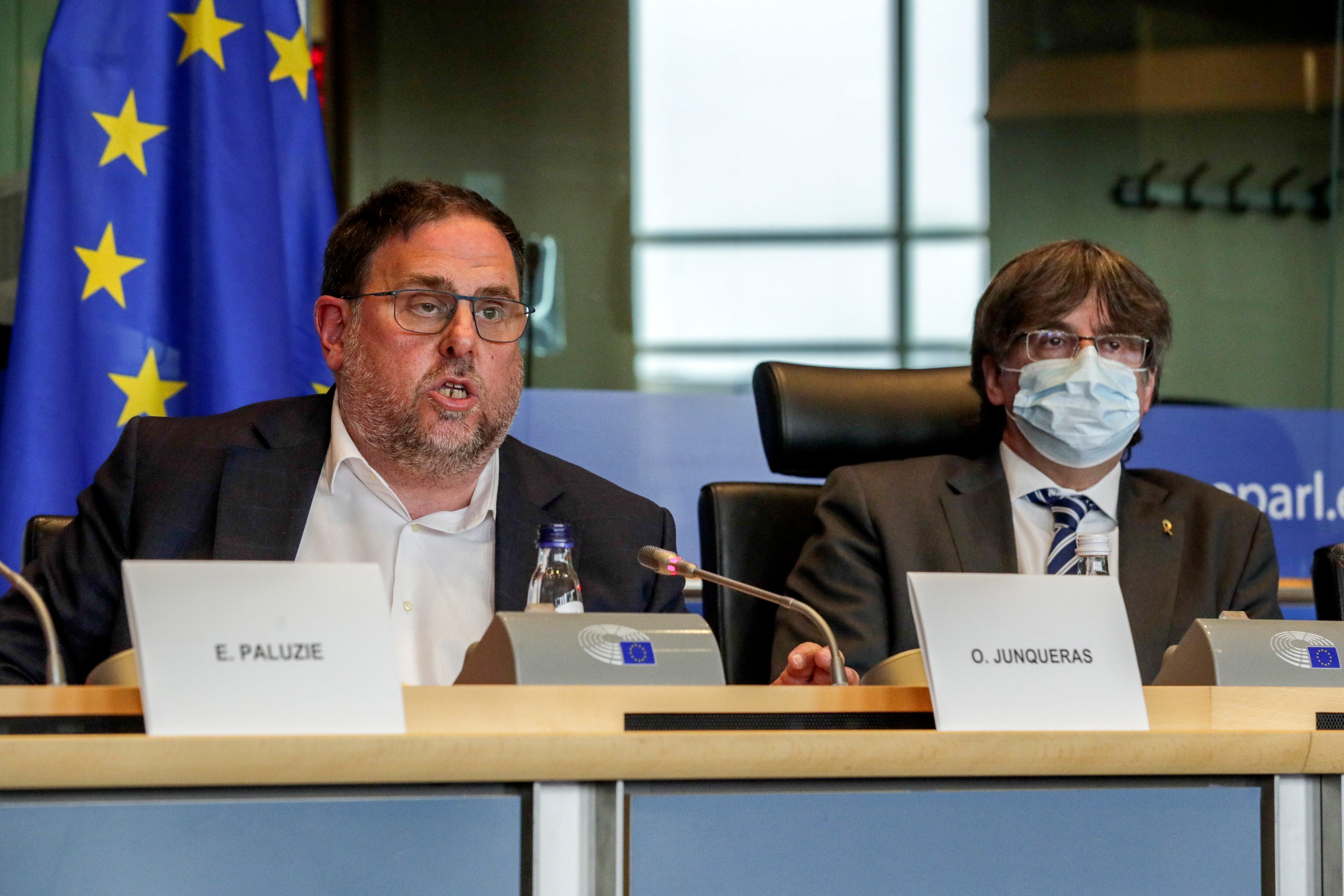 Junqueras y Puigdemont, durante la rueda de prensa que han ofrecido este martes en la Eurocámara en Bruselas.