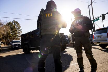 Agentes del FBI interactan despus de llevar a cabo una redada en coordinacin con el Servicio de Inmigracin y Control de Aduanas en Denver, Colorado.