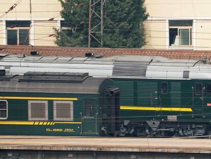 Vários agentes protegem trem procedente da Coreia do Norte que chegou nesta quarta-feira a Pequim.