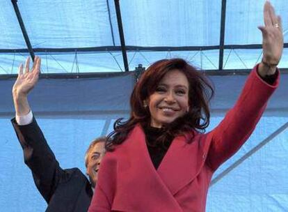 La senadora Cristina Fernández de Kirchner, junto a Néstor Kirchner en un acto político en Buenos Aires.