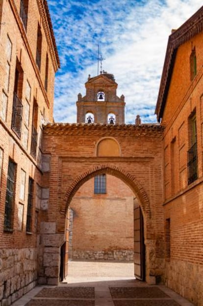 Fachada y campanario del monasterio de Santa Clara.