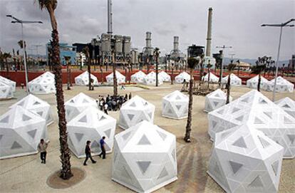 Una vista del Campamento de la Paz en el Fórum de Barcelona. Al fondo, la incineradora del Besòs.