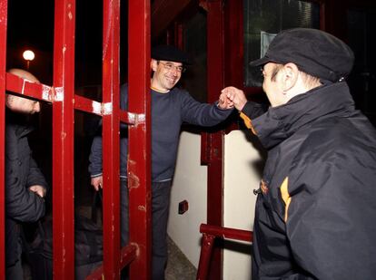 Salida de prisión del etarra Pedro María Rezabal (en el centro y con gafas), miembro del 'comando Haizea' y condenado, entre otros crímenes, por el asesinato del guardia civil retirado José Herrero Quílez. Cumplía condena en la prisión de Monterroso (Lugo).