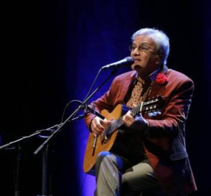 Caetano Veloso durante un concierto en Oporto.