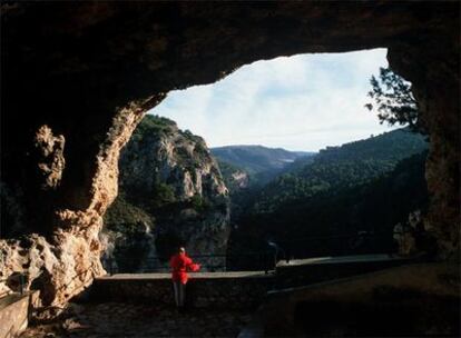 Una excursionista asomada al mirador del Ventano del Diablo (Cuenca), sobre las Hoces del río Júcar.