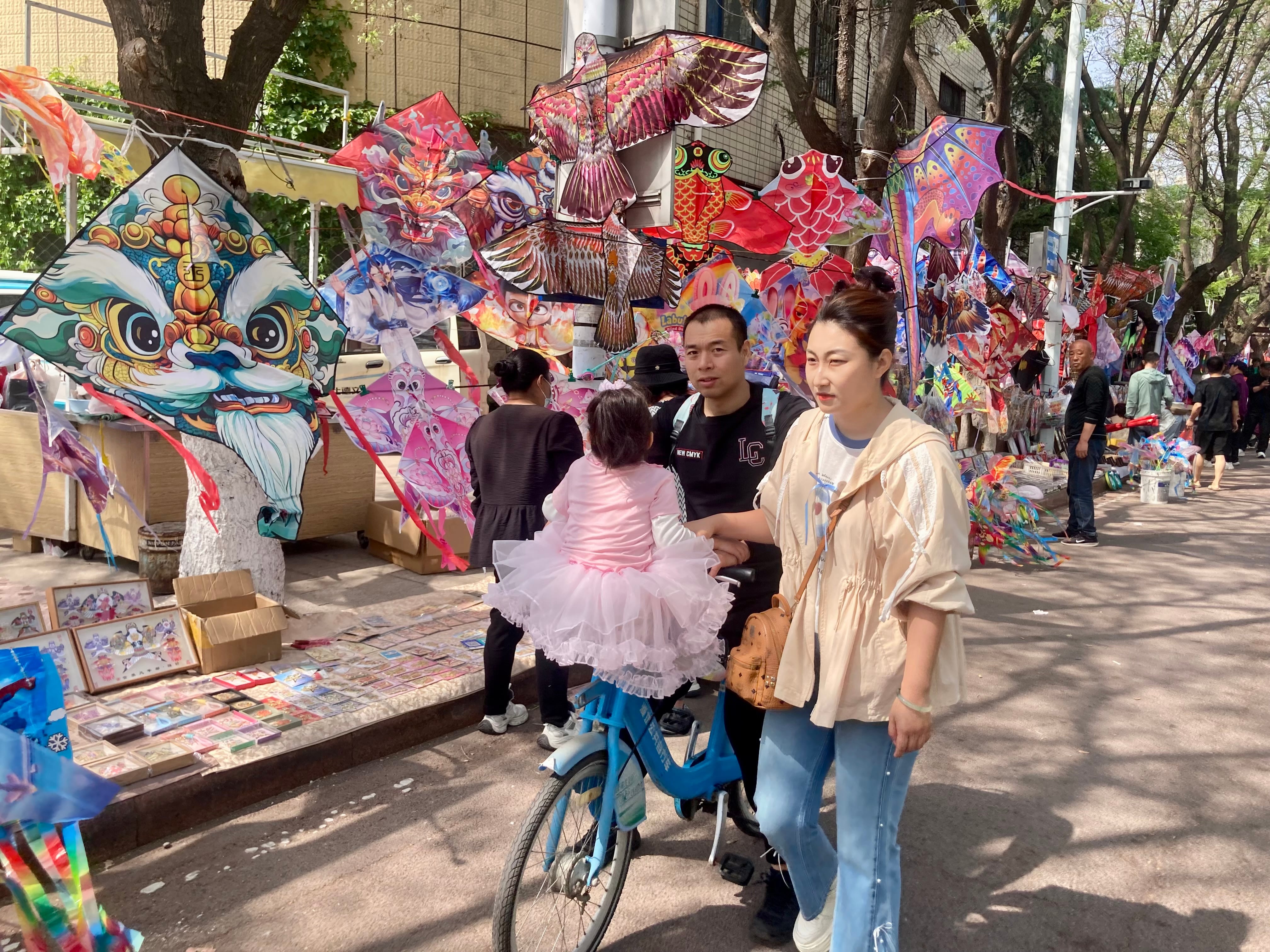 Vendedores ambulantes de cometas en Weifang, el sábado 18 de abril.