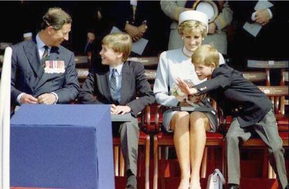 Harry, tercero en la línea sucesoria al trono de Inglaterra, ha cultivado desde pequeño una imagen mucho más rebelde que su hermano Guillermo.