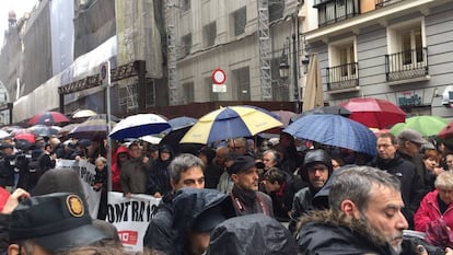 Decenas de personas se concentran en Madrid para reclamar unas pensiones dignas.