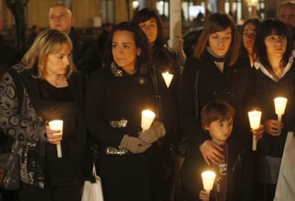 Concentración silenciosa en el Alderdi Eder donostiarra en memoria de las víctimas del terrorismo. Entre los presentes, Odón Elorza, alcalde de San Sebastián; Rafaela Romero, presidenta de las Juntas de Guipúzcoa y la familia de Isaías Carrasco, asesinado por ETA.