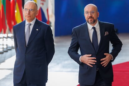 Enrico Letta, ex primer ministro italiano y presidente del Instituto Jacques Delors (izquierda), y Charles Michel, presidente del Consejo Europeo, el jueves 18 en Bruselas.