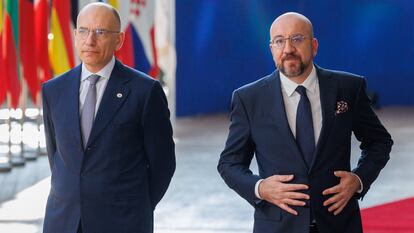 Enrico Letta, ex primer ministro italiano y presidente del Instituto Jacques Delors (izquierda), y Charles Michel, presidente del Consejo Europeo, el jueves 18 en Bruselas.