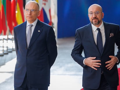 Enrico Letta, ex primer ministro italiano y presidente del Instituto Jacques Delors (izquierda), y Charles Michel, presidente del Consejo Europeo, el jueves 18 en Bruselas.