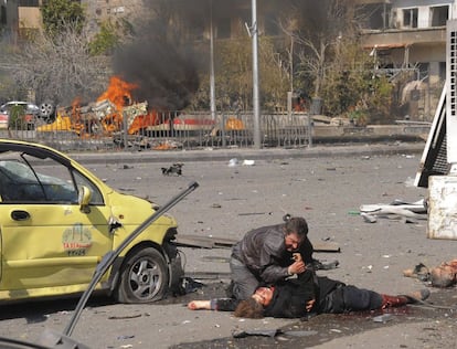 Un hombre trata de reanimar a una mujer que resultó gravemente herida tras la explosión de un coche bomba en el centro de Damasco, Siria. La explosión se registró en la plaza Shahbandar del barrio damasceno de Al Mazra, cerca de una sede del partido gubernamental Baaz, una escuela y una estación de autobuses.