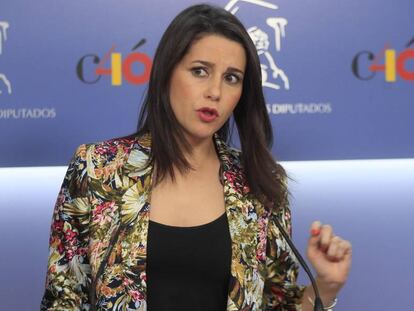 La portavoz de Ciudadanos, Inés Arrimadas, durante la rueda de prensa ofrecida este martes en el Congreso.