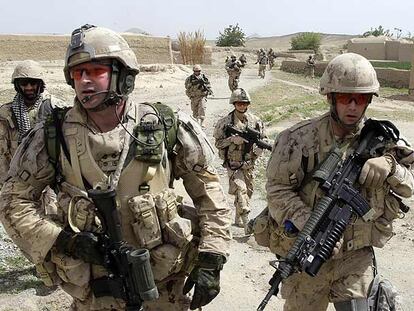 Soldados canadienses de la misión de la OTAN en Afganistán patrullan por un feudo talibán en la provincia de Kandahar.