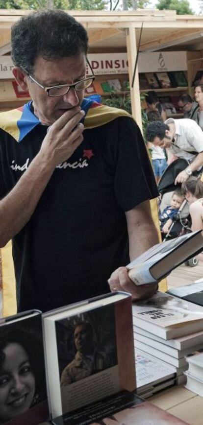 Visitant a la Setmana del Llibre.
