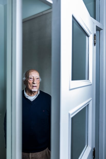El escritor Manuel Vicent, en su casa en Madrid a principios de mayo.