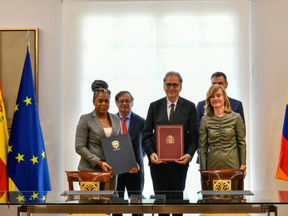 La ministra de Educación de Colombia, Aurora Vergara, y los ministros españoles de Universidades, Joan Subirats, y de Educación, Pilar Alegría, firman un acuerdo para reconocer títulos educativos.