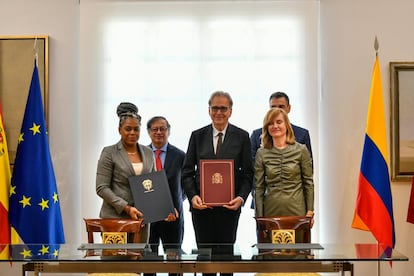 La ministra de Educación de Colombia, Aurora Vergara, y los ministros españoles de Universidades, Joan Subirats, y de Educación, Pilar Alegría, firman un acuerdo para reconocer títulos educativos.