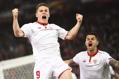 El jugador del Sevilla Kevin Gameiro  celebra con su compañero Vitolo  después de anotar el gol del empate.