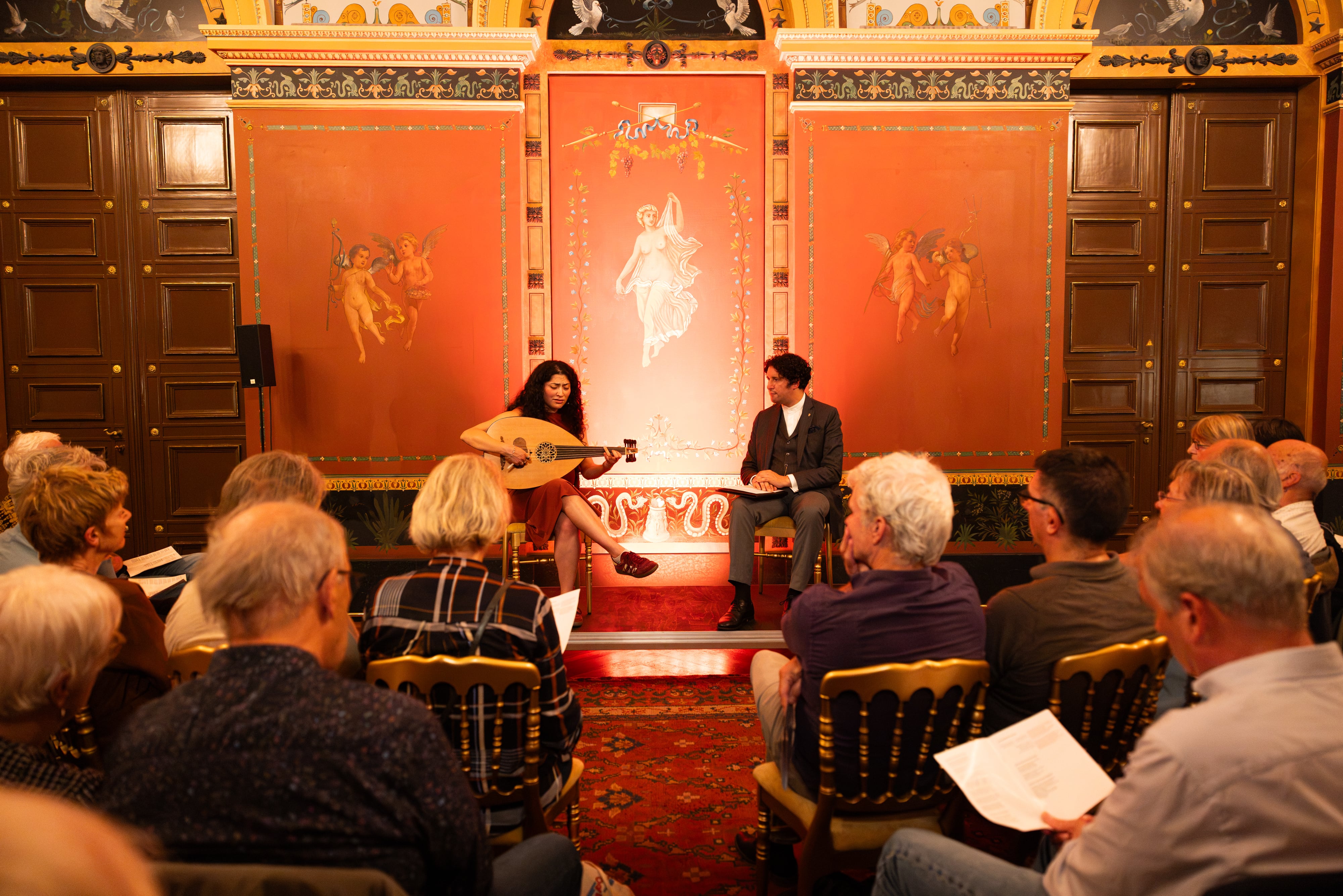 Jawa Manla y Simon Mulder durante Le Salon celebrado el domingo por la noche en la Paushuize.