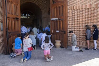 Fuera del templo, suelen quedar en un atrio unas 200 personas que siguen la ceremonia por el sistema de megafonía con la concentración de quien escucha un audiolibro, sin distraerse por los correteos de algún niño que juega con un patín. Muchas son familias numerosas con tres, cuatro o más pequeños.