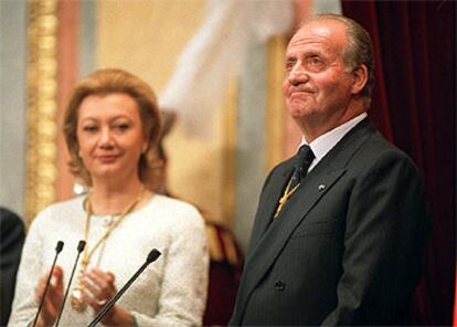 Don Juan Carlos recibe tras su discurso el aplauso de las Cortes Generales, en presencia de la presidenta del Congreso, Luisa Fernanda Rudi.