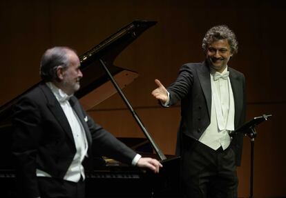 Jonas Kaufmann derivando los aplausos hacia el pianista Helmut Deutsch al final de la primera parte de su recital.