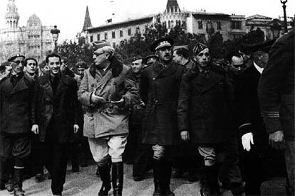 Dionisio Ridruejo, segundo por la izquierda, y el general Yage pasean por la plaza de Catalu?a de Barcelona tras la toma de la ciudad por los franquistas en 1939.