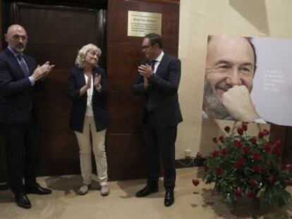 La Facultad de Químicas homenajea a Rubalcaba, que volvió a la docencia en su universidad tras retirarse de la política