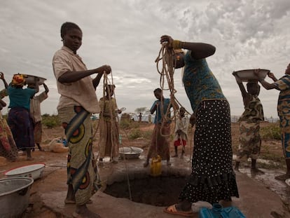 Pessoas buscam água no campo de refugiados de Kabo, na República Centro-Africana.
