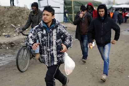 Francia obliga, por motivos de seguridad, a que todos los que acudan a los barracones sean registrados a través de sus huellas dactilares y muchos de los habitantes de de 'La jungla' temen que ir al campamento oficial instalado por el Gobierno francés ponga fin a sus esperanzas de llegar al otro lado del canal de la Mancha.