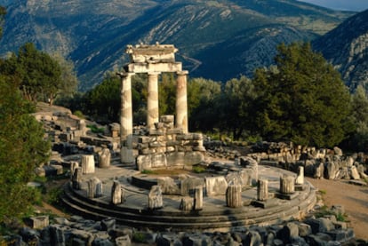 Ruinas del santuario de Atenea con su <i>tholos</i> circular en Delfos.