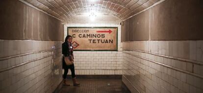 Uno de los pasillos de la estación fantasma de Chamberí.