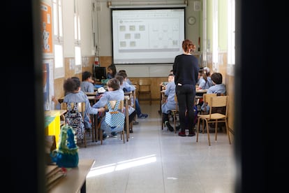 Alumnos en un aula del Colegio Inmaculada Concepción de Barcelona, en febrero.