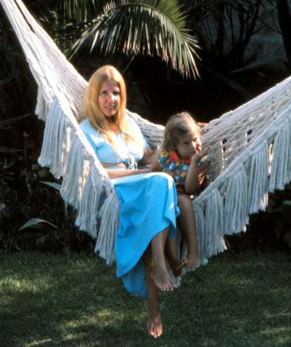 La duquesa de Alba junto a su hija, Eugenia, en los jardines del Palacio de Dueñas, en Sevilla, en 1973.