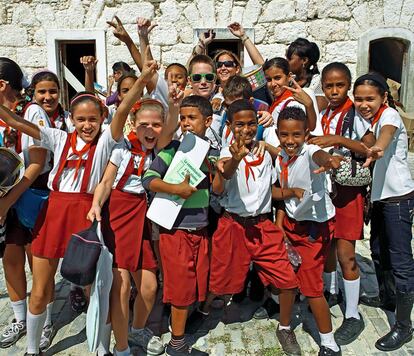 Niños con el uniforme escolar en La Habana.