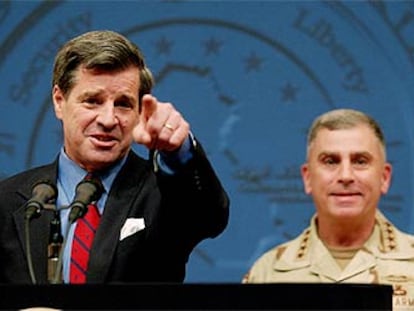 Paul Bremer, junto al general estadounidense John Abizaid, ayer en rueda de prensa en Bagdad.