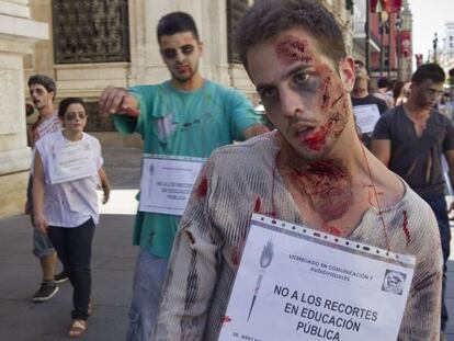 Protesta de los alumnos de la US, disfrazados de zombis, contra los recortes.