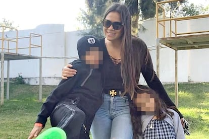 Astrid Noemí Cruz Casillas con sus hijos Ángel Fernando e Isabella.