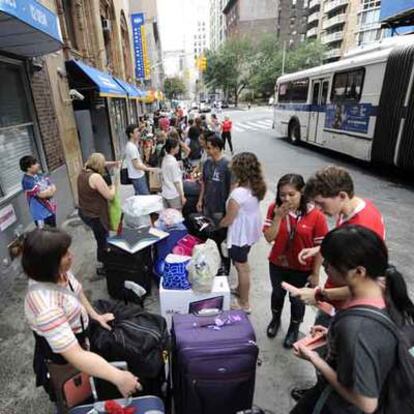 Decenas de evacuados aguardan para entrar en un refugio en Nueva York.