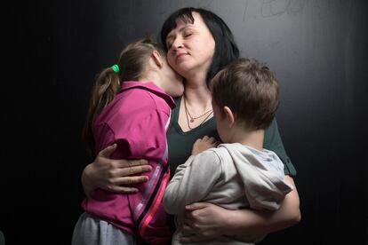 Natalija Palijenko con sus hijos Veronika y Daniil, quien tiene autismo, este martes en Centro Conmigo en Madrid, donde la familia está siendo acogida.