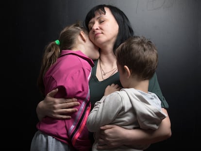 Natalija Palijenko con sus hijos Veronika y Daniil, quien tiene autismo, este martes en Centro Conmigo en Madrid, donde la familia está siendo acogida.