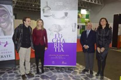 La consejera de Cutura y Turismo de la Junta de Castilla y León, Alicia García (2i), presenta el cartel de la edición de 2014 de Las Edades del Hombre en Aranda de Duero, junto a la alcaldesa de esta localidad, Raquel González (d), el secretario de la Fundación de las Edades del Hombre, Gonzalo Jiménez (2d) y el pintor Eduardo Palacios (d).