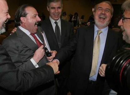 Pedro Solbes (derecha) y Vicente Martínez Pujalte se ríen a carcajadas tras comparecer el ministro.