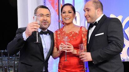 Jorge Javier Vzquez junto a Isabel Pantoja y Kiko Rivera en las Campanadas de 2011, Telecinco.