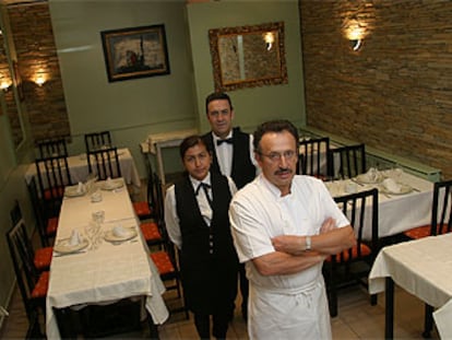 El <i>chef</i> Manuel Tabares, con dos de sus colaboradores, en el comedor del restaurante Villa de Foz, en Madrid.